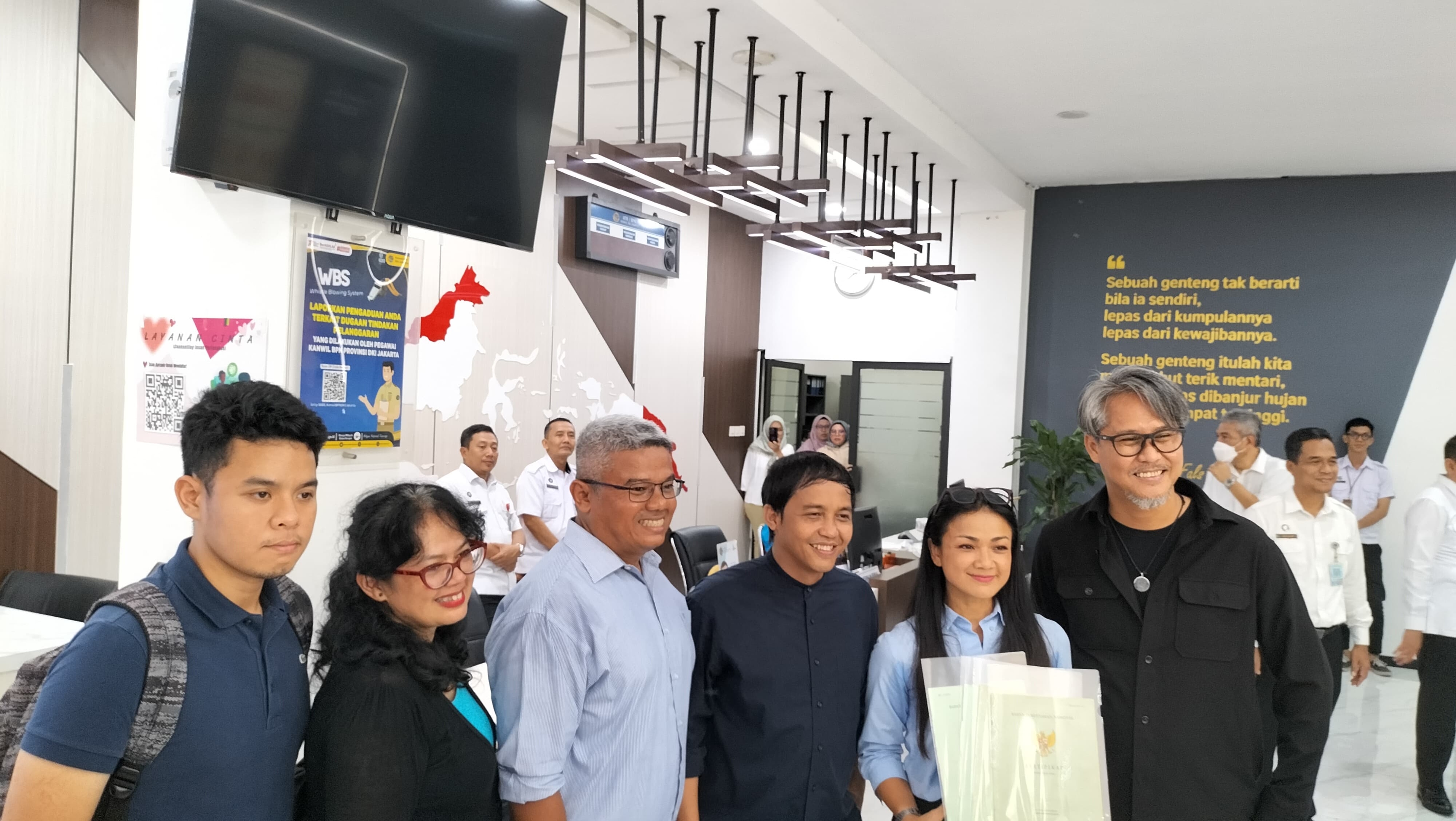 Kementerian ATR/ BPN Serahkan Empat Sertifikat Tanah ke Nirina Zubir, Korban Mafia Tanah