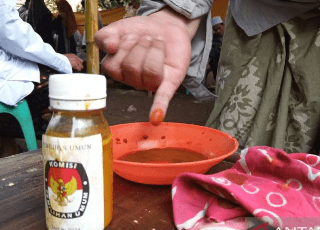 Unik, TPS Ini Pakai Tinta Kunyit untuk Lestarikan Tradisi