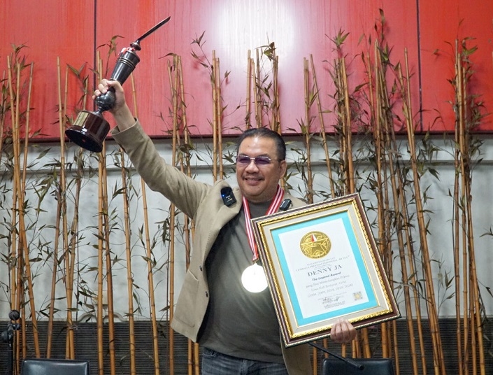 Lima Kali Berhasil Prediksi Pemenang Pilpres, Denny JA Raih The Legend Award