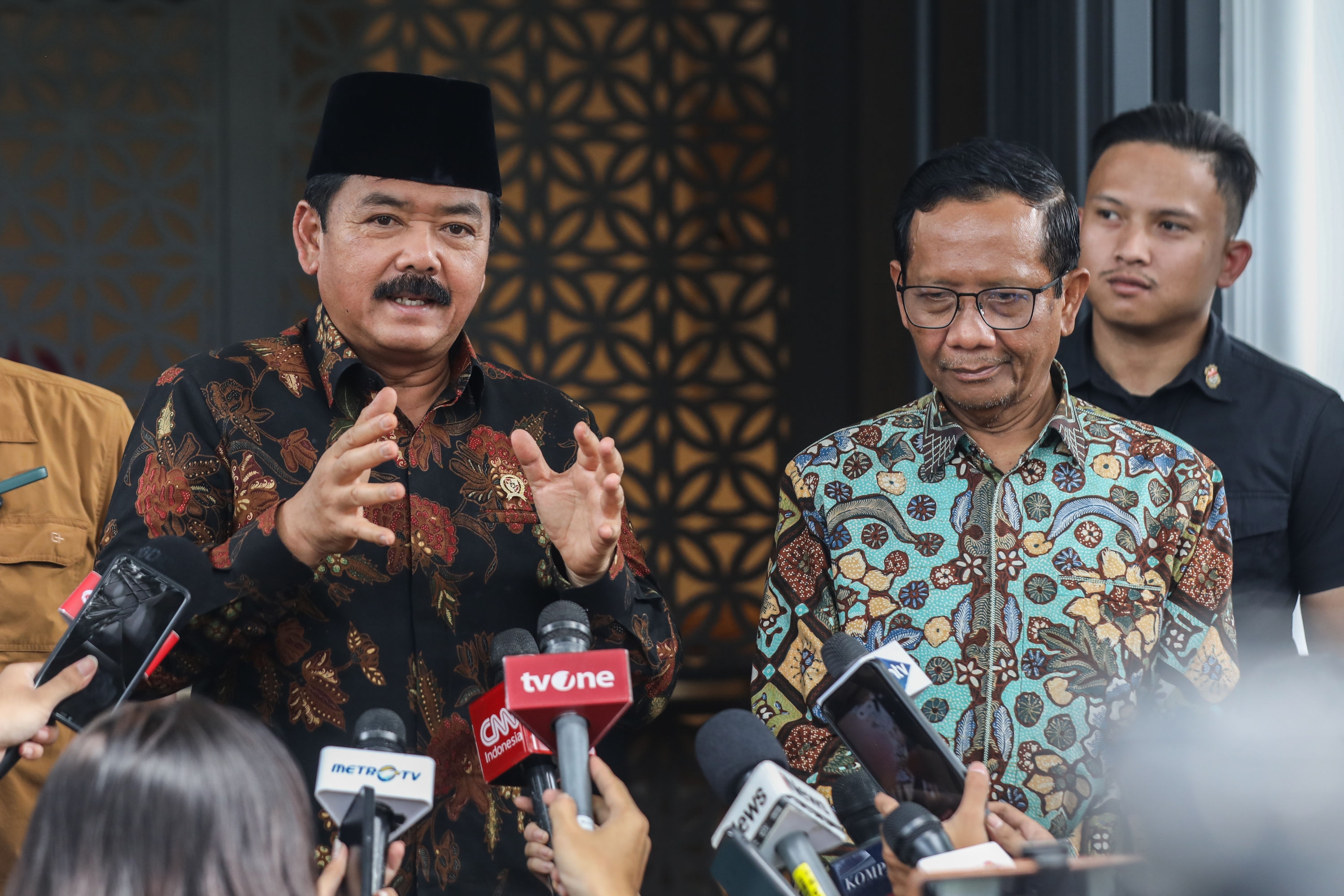 Hari Pertama Kerja, Menko Hadi Temui Mahfud MD Bahas PR yang Harus Diselesaikan