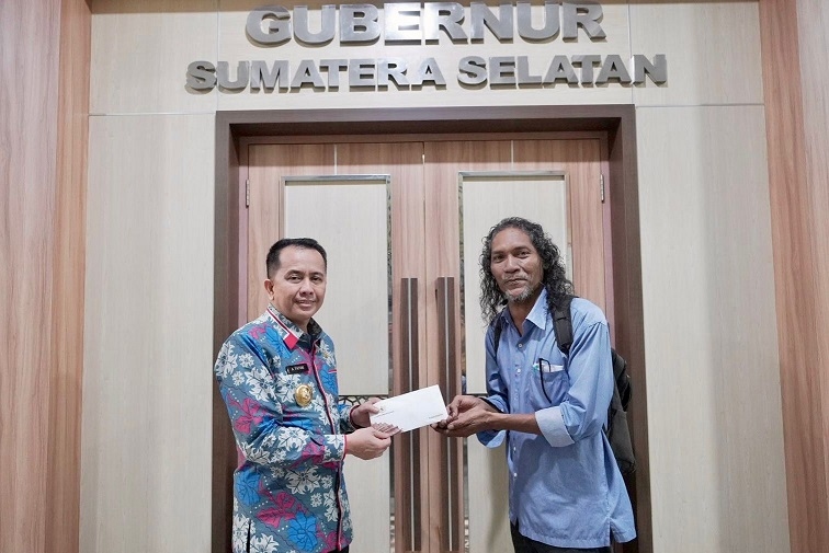 Pj Gubernur Sumsel Agus Fatoni Berikan Bantuan Modal Usaha Melukis kepada Penyandang Tunarungu
