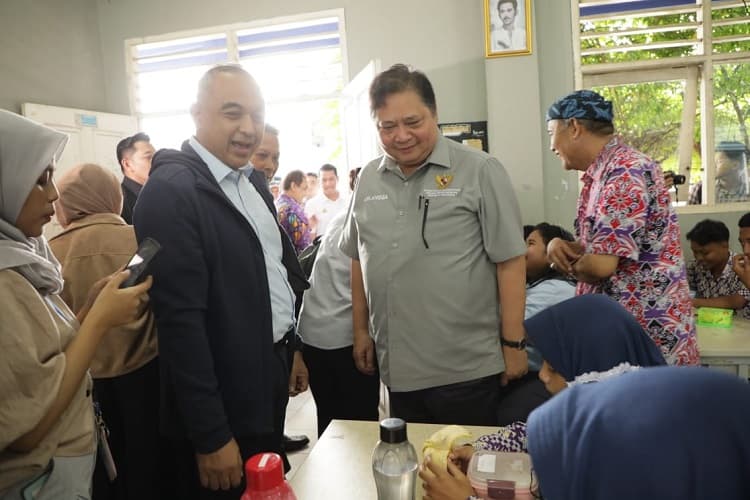 Hadiri Simulasi Makan Siang Gratis, Menko Airlangga Sebut Anggaran Bukan Dari APBN