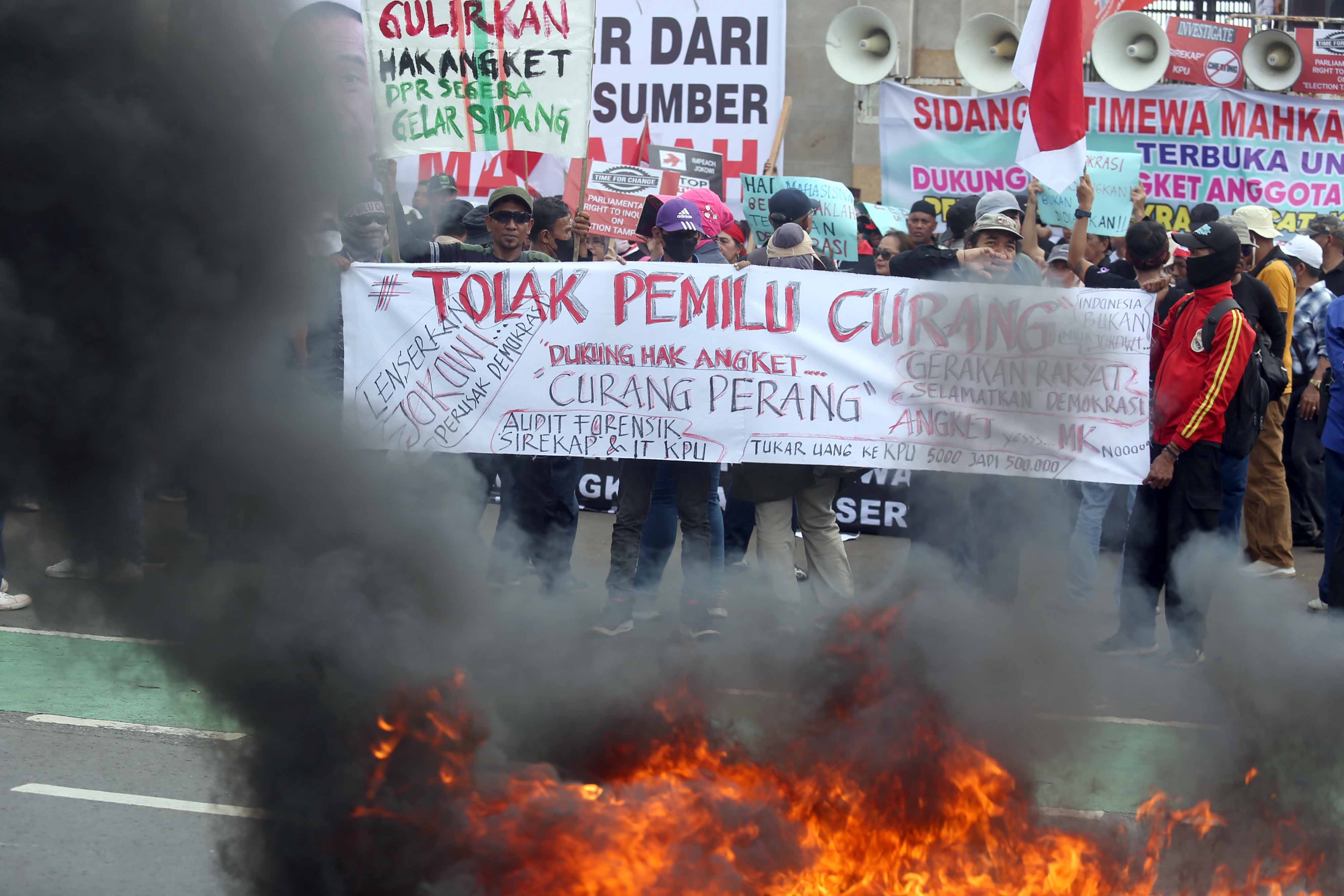 Unjuk Rasa di Depan Gedung DPR dan KPU, Polisi Amankan 16 Demonstran