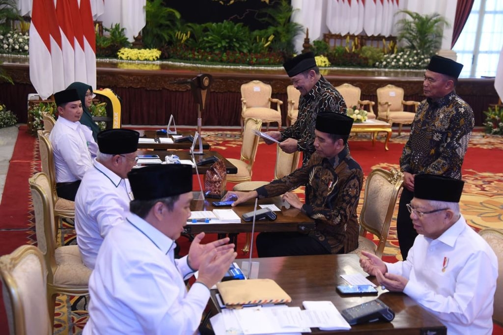 Serahkan Zakat Lewat Baznas, Jokowi: Salurkan kepada yang Benar-benar Membutuhkan