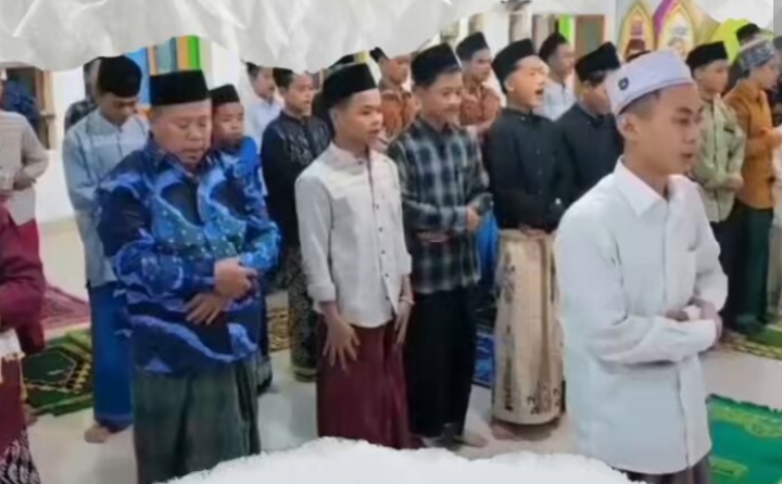 Tarawih Super Kilat 23 Rakaat Hanya 7 Menit, Satu Rakaat Hanya Butuh 18 Detik!