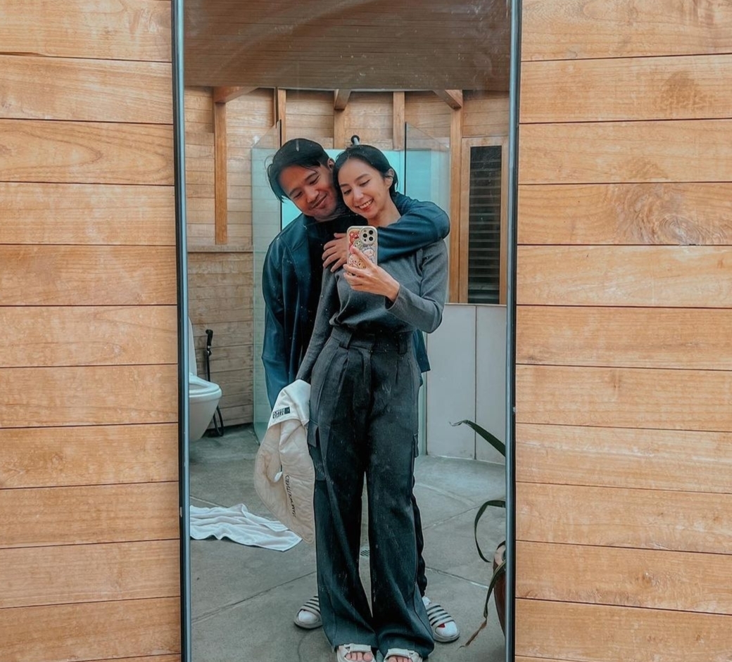 Clairine Clay Hamil, Joshua Suherman Beri Perhatian Lebih