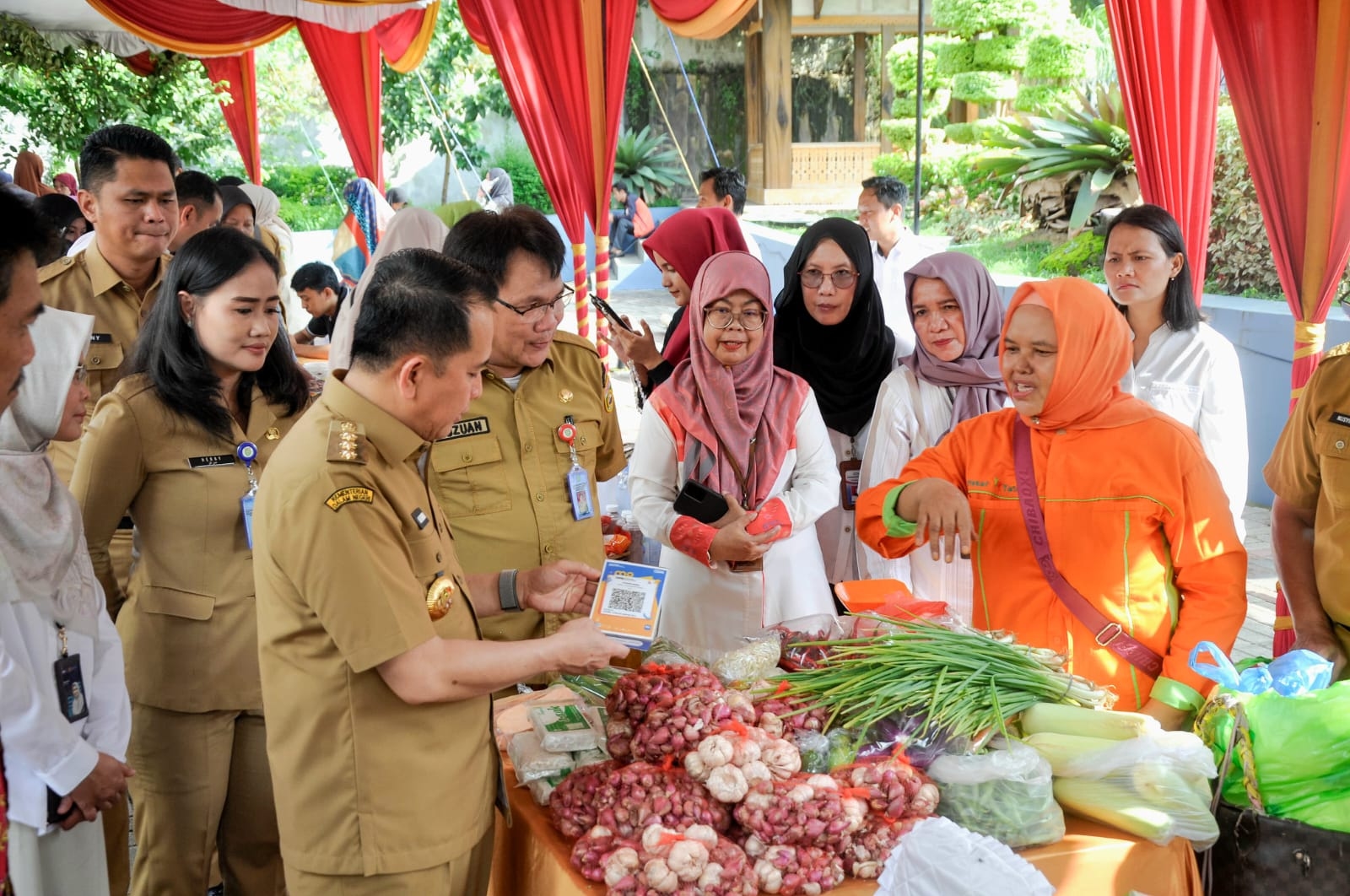 Bantu Warga Dapatkan Sembako Murah, Pj Gubernur Agus Fatoni Buka Operasi Pasar Perwakilan BPKP Sumsel