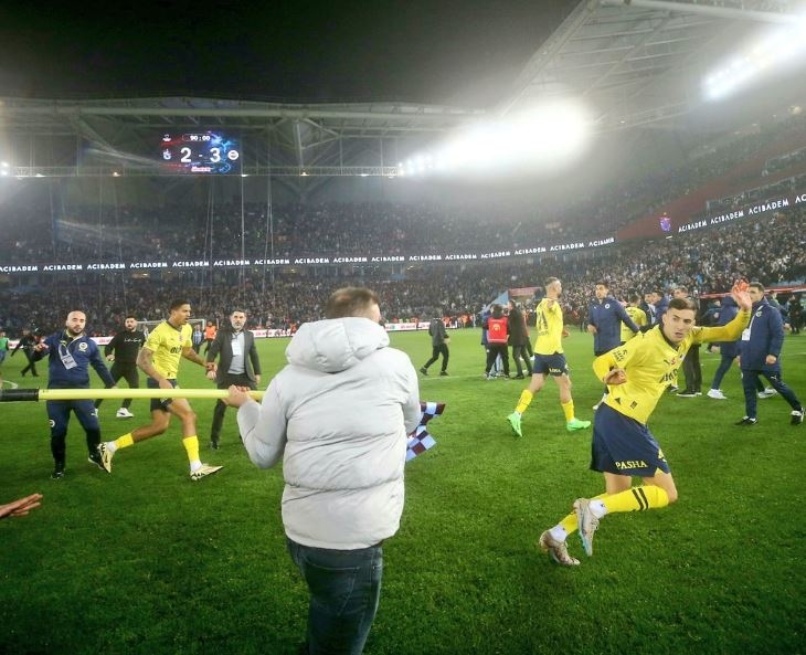 Buntut Serangan Suporter, Fenerbahce Lakukan Pemungutan Suara untuk Memilih Mundur atau Bertahan di Liga