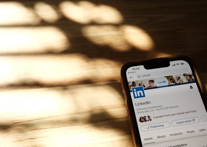 LinkedIn Uji Coba Tampilan Video Mirip TikTok