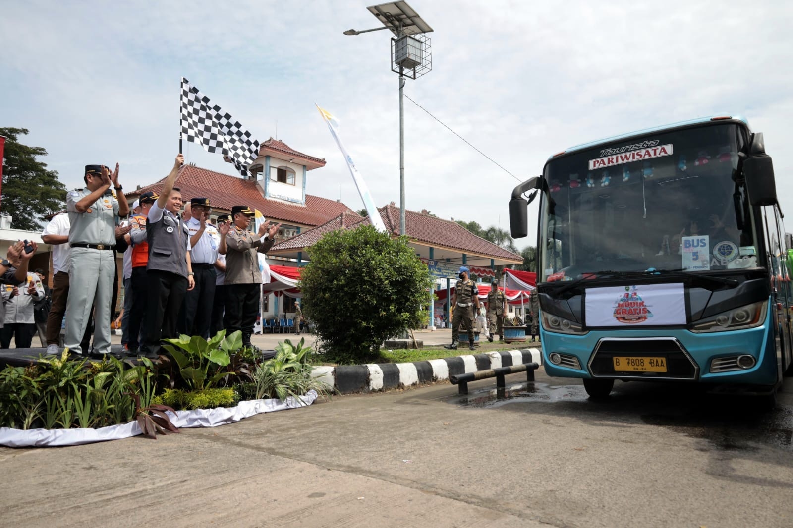 Pj Gubernur Sumsel Agus Fatoni Lepas Keberangkatan 17 Armada Bus Angkutan Mudik Gratis dari Terminal Alang-alang Lebar Palembang