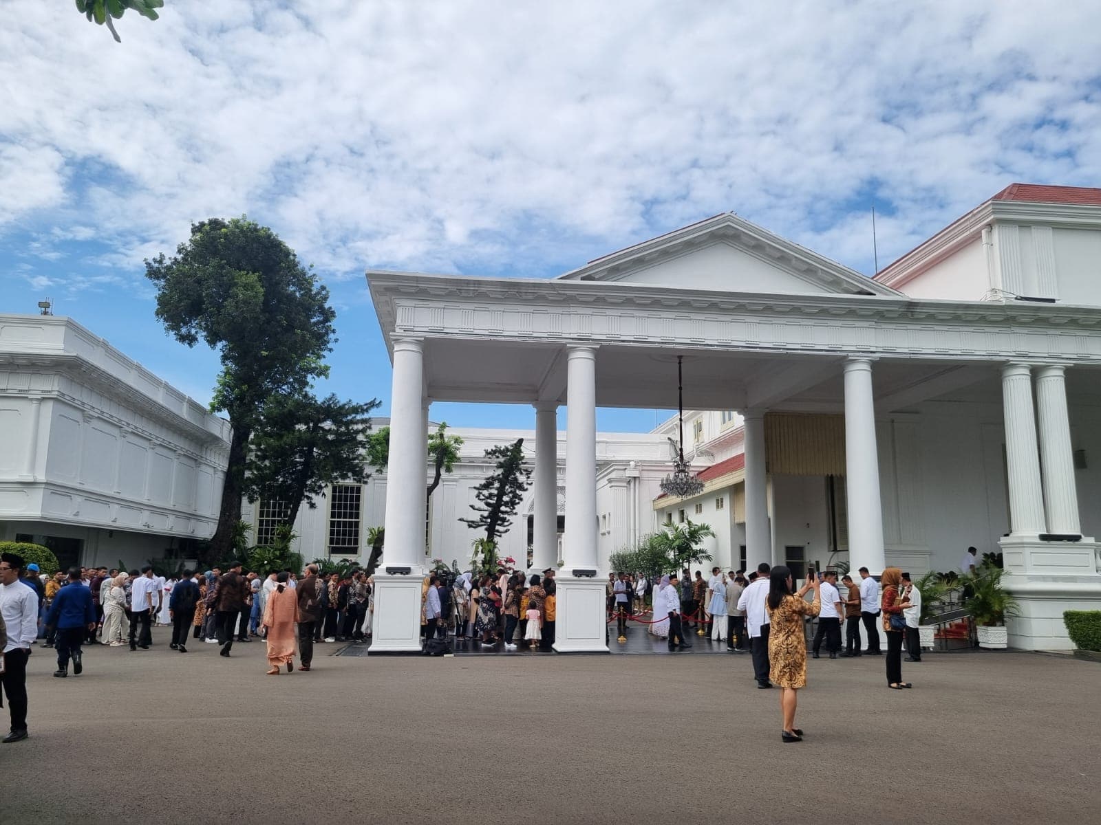 Warga Mulai Antre Masuk Istana Negara, Hadiri Acara Open House Jokowi