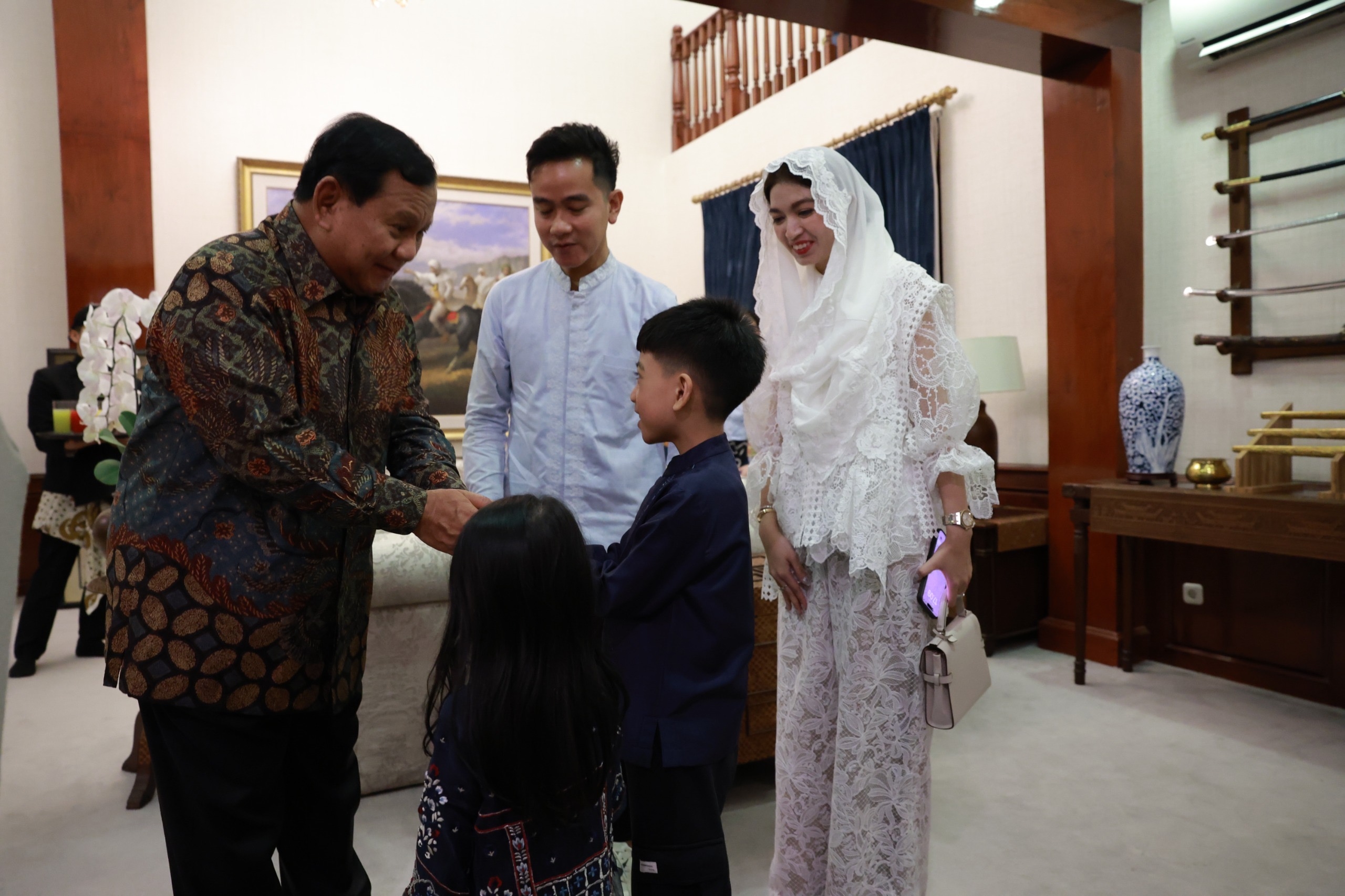 Idulfitri 1445 H, Prabowo Halal Bihalal bersama Gibran dan Kerabat di Kertanegara