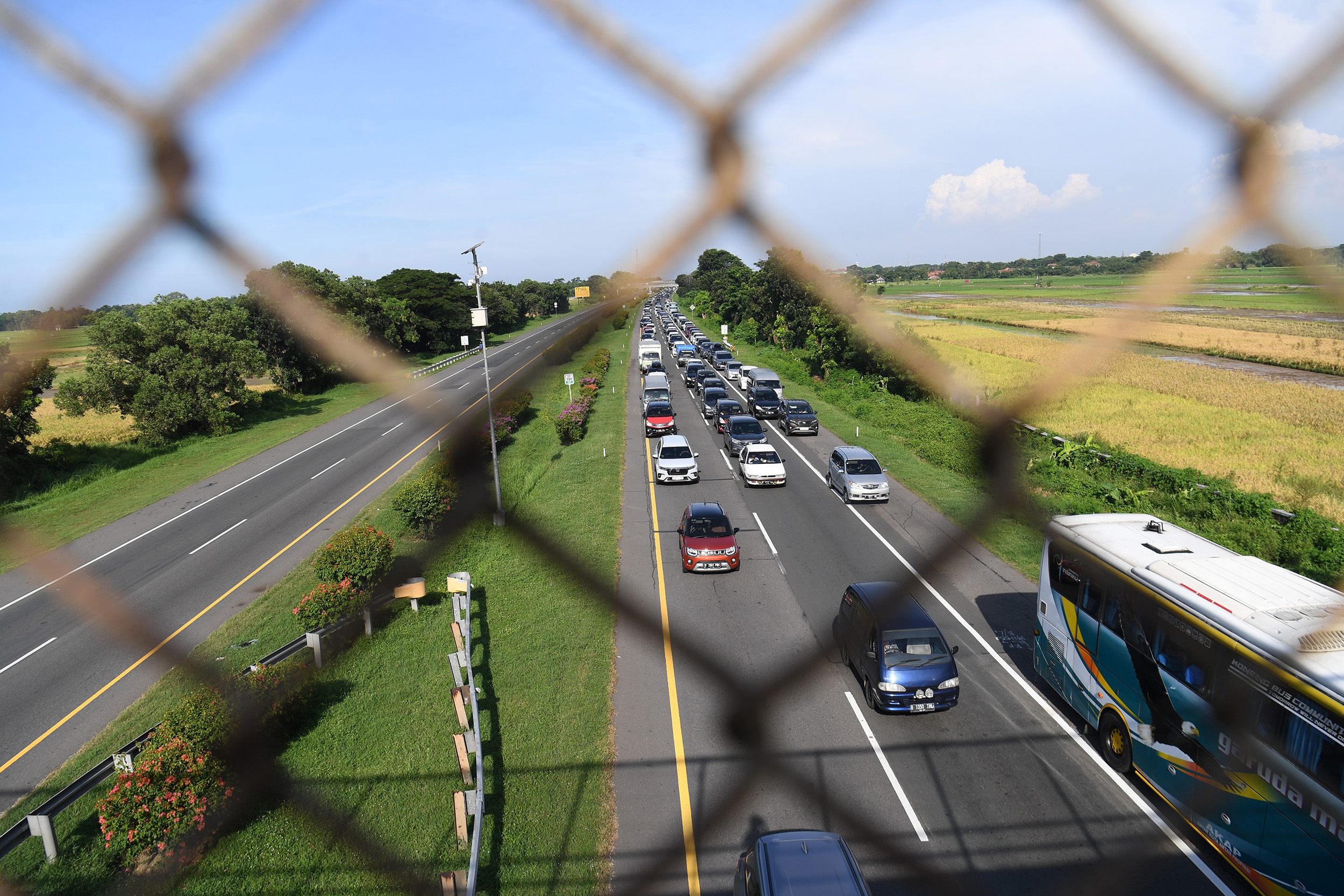 Volume Lalu Lintas di Tol Trans Jawa Melonjak Jelang Nataru 2025