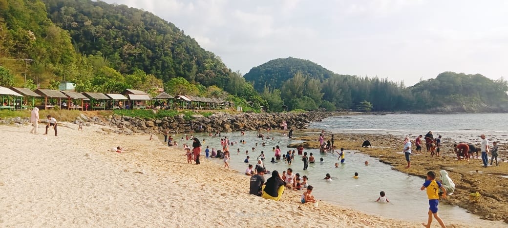 Lebaran 2024, Kunjungan Wisata Pantai Lhoknga di Taman Tepi Laut Aceh Ramai