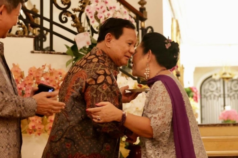 Hadiri Syukuran HUT ke-65 Titiek Soeharto, Prabowo Dapat Potongan Tumpeng Kedua