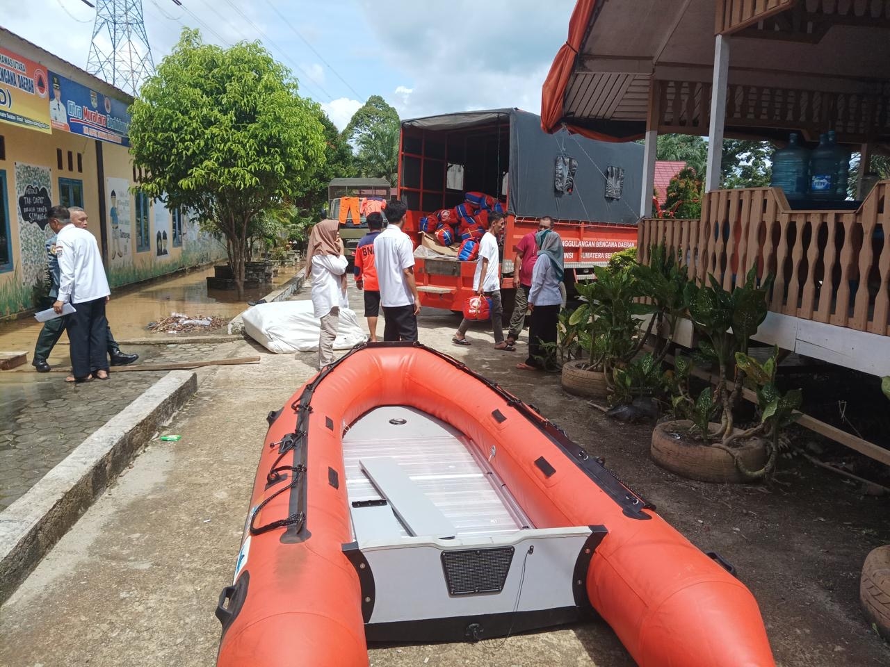 Pj Gubernur Sumsel Gerak Cepat Kirim Bantuan untuk Korban Terdampak Banjir di Muratara