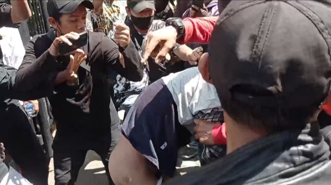 Nekat Nyopet Saat Demo Putusan MK, Pria Ini Diarak Massa hingga Hampir Ditelanjangi