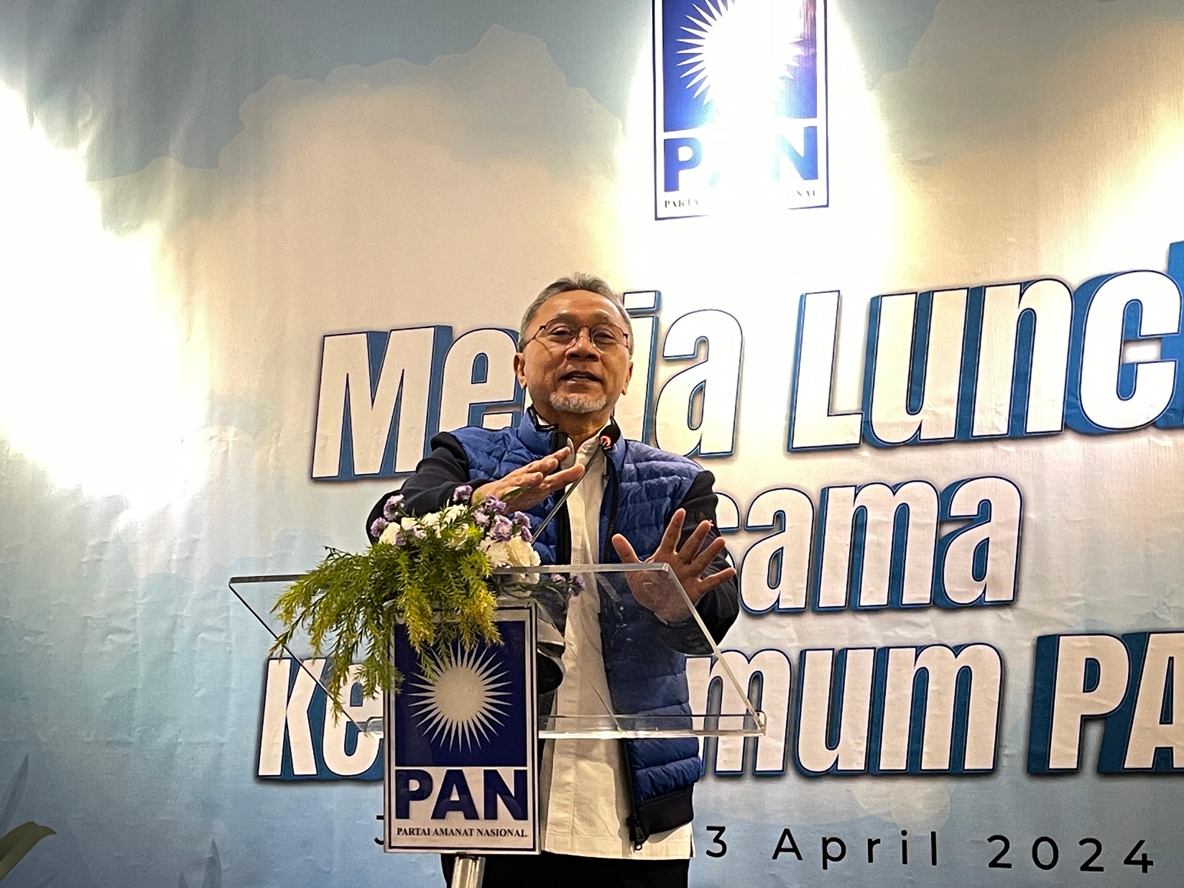 PDIP Sebut Jokowi-Gibran Bukan Lagi Kader, Zulhas: Enggak Usah Repot, Ada Rumahnya PAN