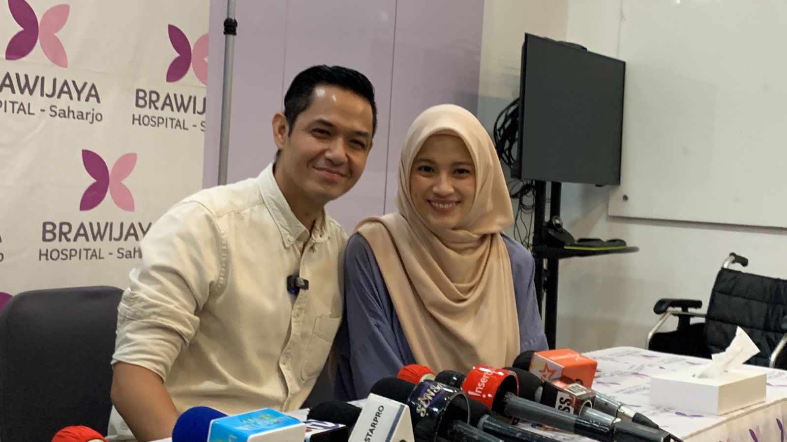 Alyssa Soebandono dan Dude Harlino Bimbang Pasang Anting Putrinya