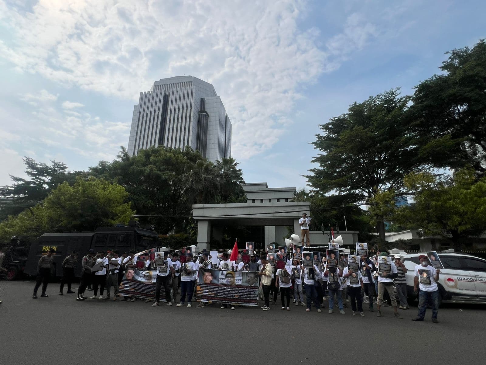 Tuntut Ganti Majelis Hakim, Ratusan Karyawan PT PRLI Unjuk Rasa Depan MA