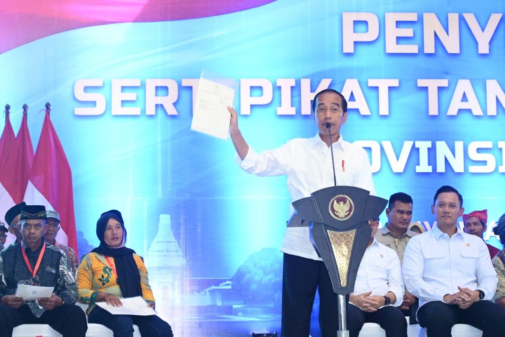Jokowi Serahkan 10.323 Sertifikat Tanah ke Warga Banyuwangi: Redistribusi Paling Besar se-Indonesia