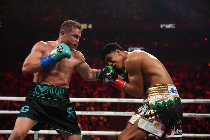 Menang 12 Ronde atas Jaime Munguia, Canelo Alvarez Rebut Cinco De Mayo di Las Vegas!