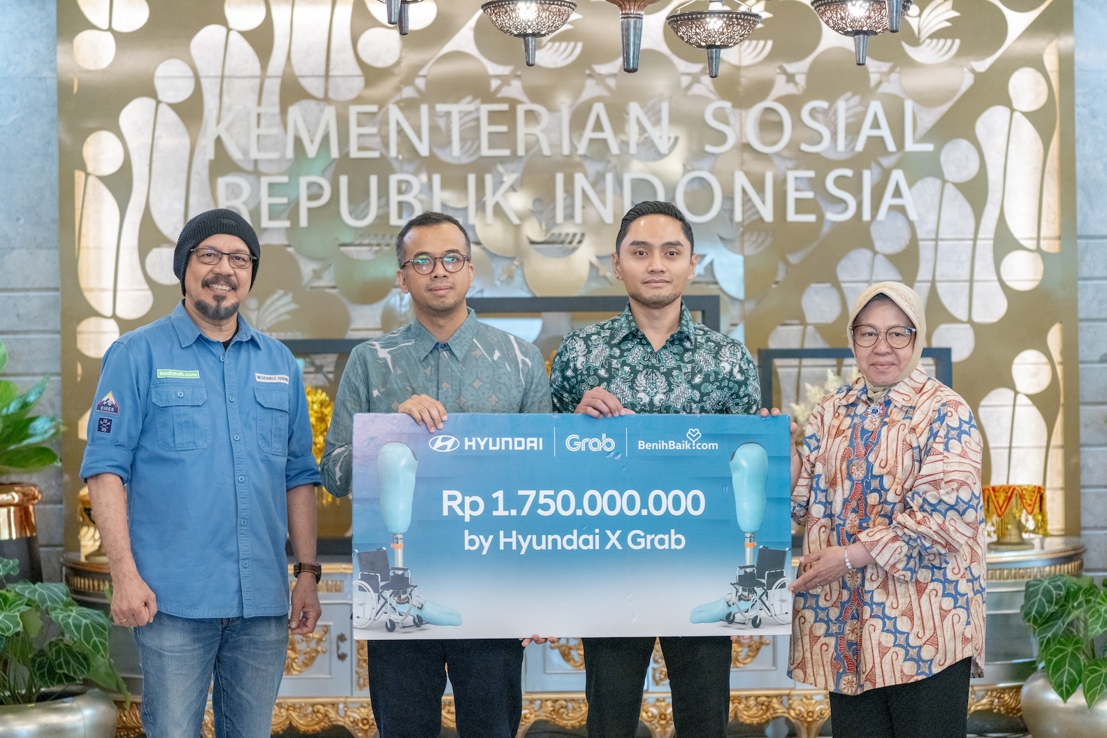 Mensos Dampingi Hyundai dan Grab Salurkan Alat Bantu Gerak dan Kursi Roda kepada Penyandang Disabilitas