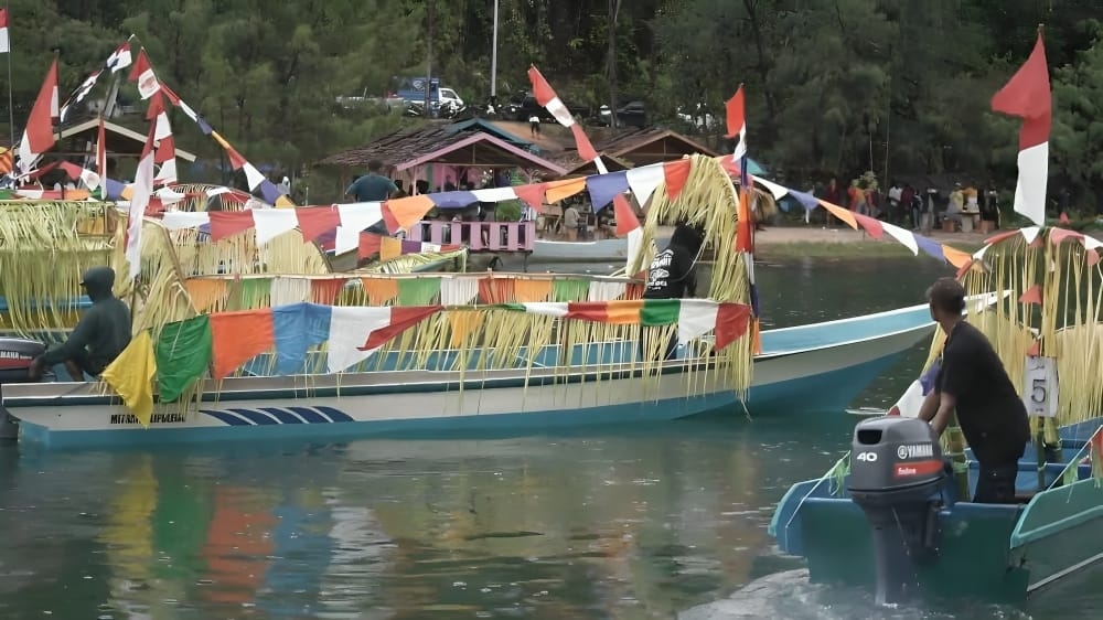 Gelar Pesta HUT di Danau Likitobi, Bupati Aliong Mus Promosi Potensi Wisata di Pulau Taliabu