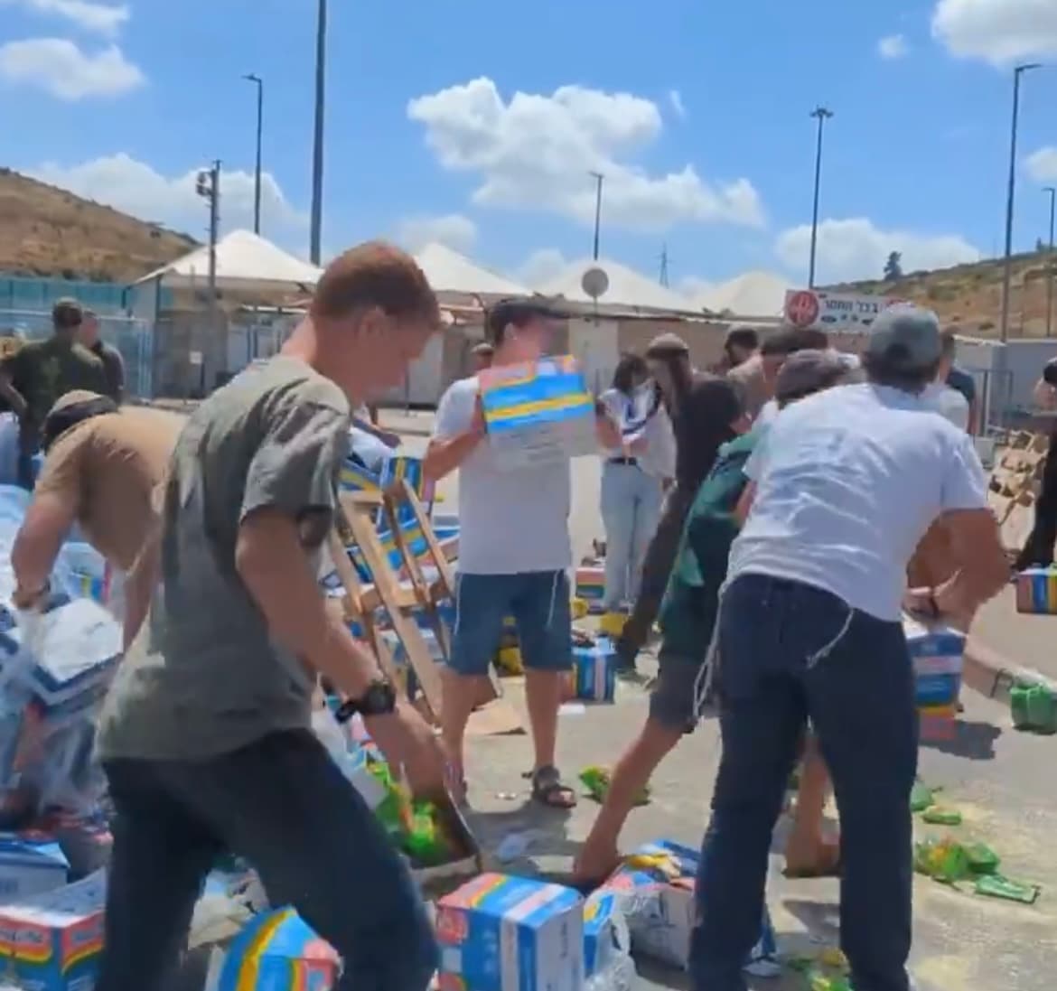 VIRAL Warga Israel Tega Injak-injak Bantuan Kemanusiaan untuk Gaza, Netizen: Jahat Banget!