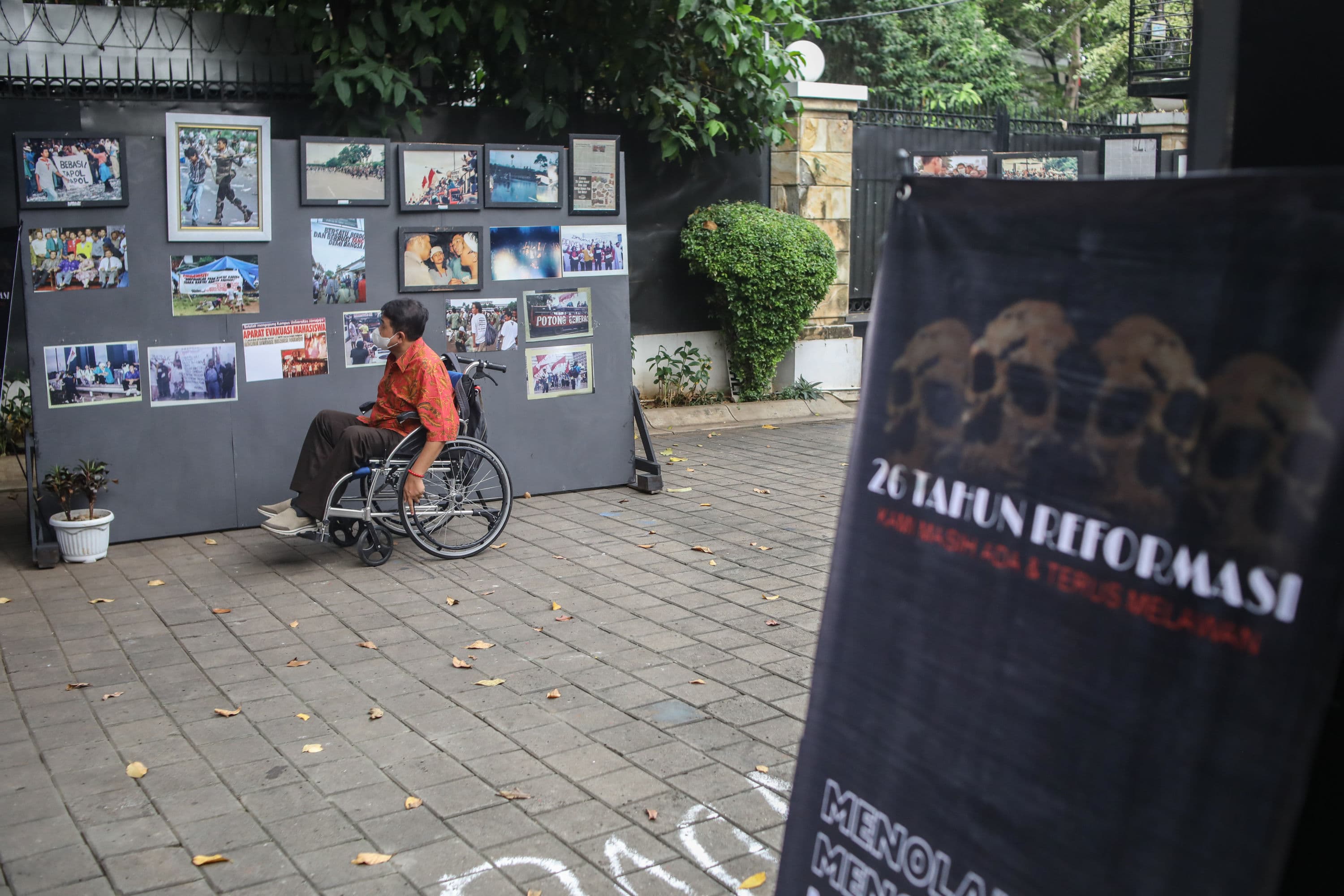 Hukum dan HAM Merupakan Satu Rangkaian yang Tidak Dapat Dipisahkan. Bagaimana Penjelasan Saudara Berkenaan dengan Statement Tersebut?