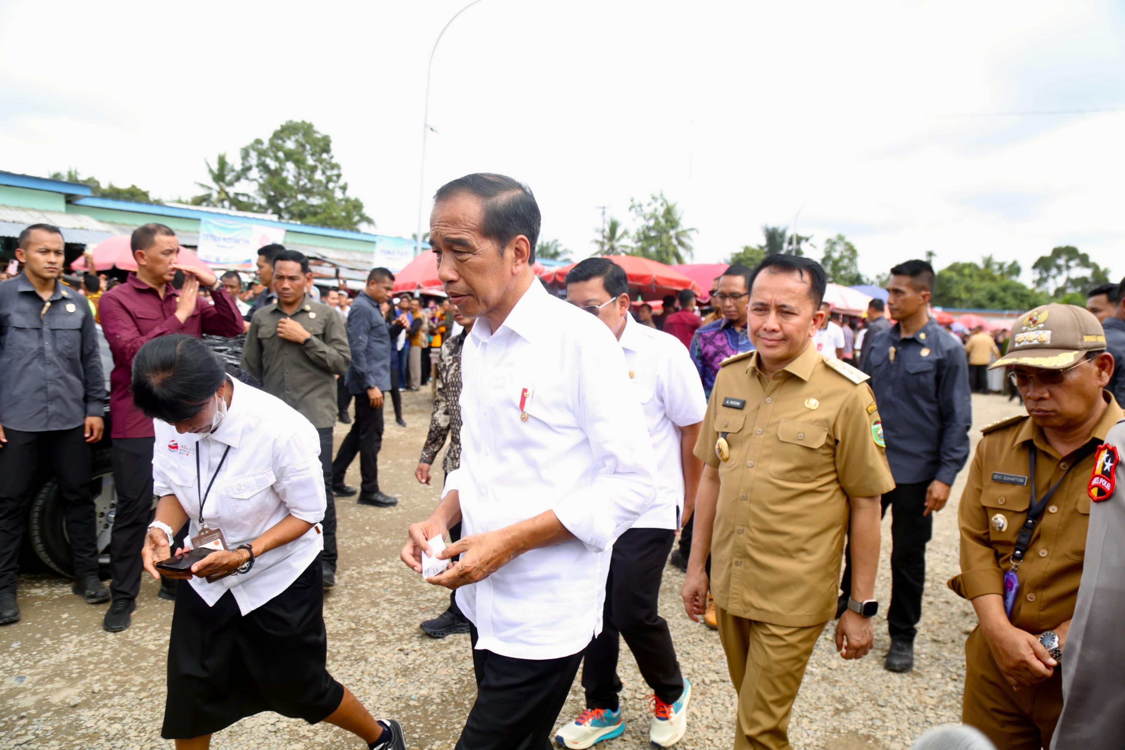 Pastikan Harga Bahan Pokok Stabil, Pj Gubernur Agus Fatoni Dampingi Presiden Jokowi Tinjau Pasar Lawang Agung Muratara