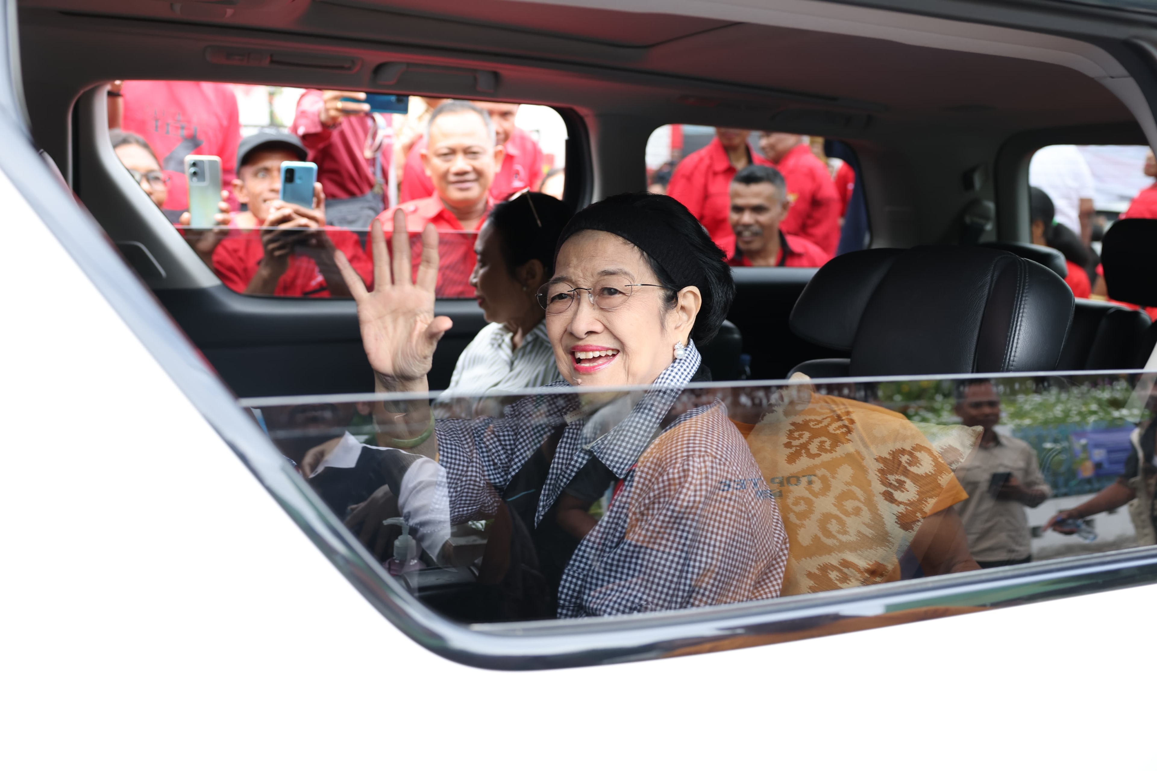 Kunjungi NTT, Megawati Sapa Kader dan Masyarakat di Kantor PDIP Ende