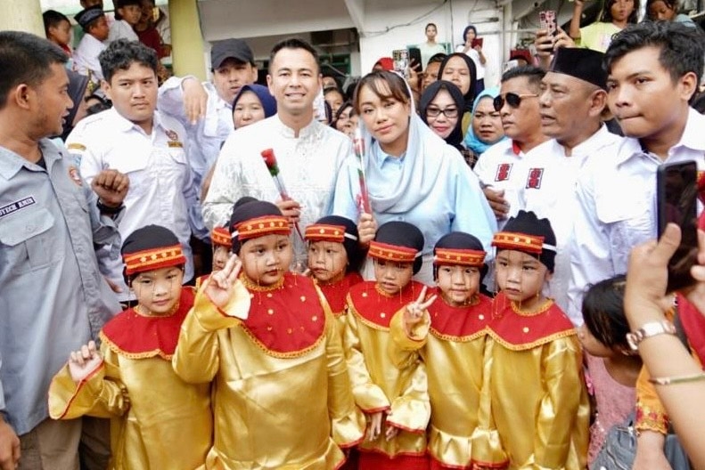 Bareng Raffi Ahmad, Zita Anjani Bagi-bagi Makananan dan Susu Gratis Anak Paud
