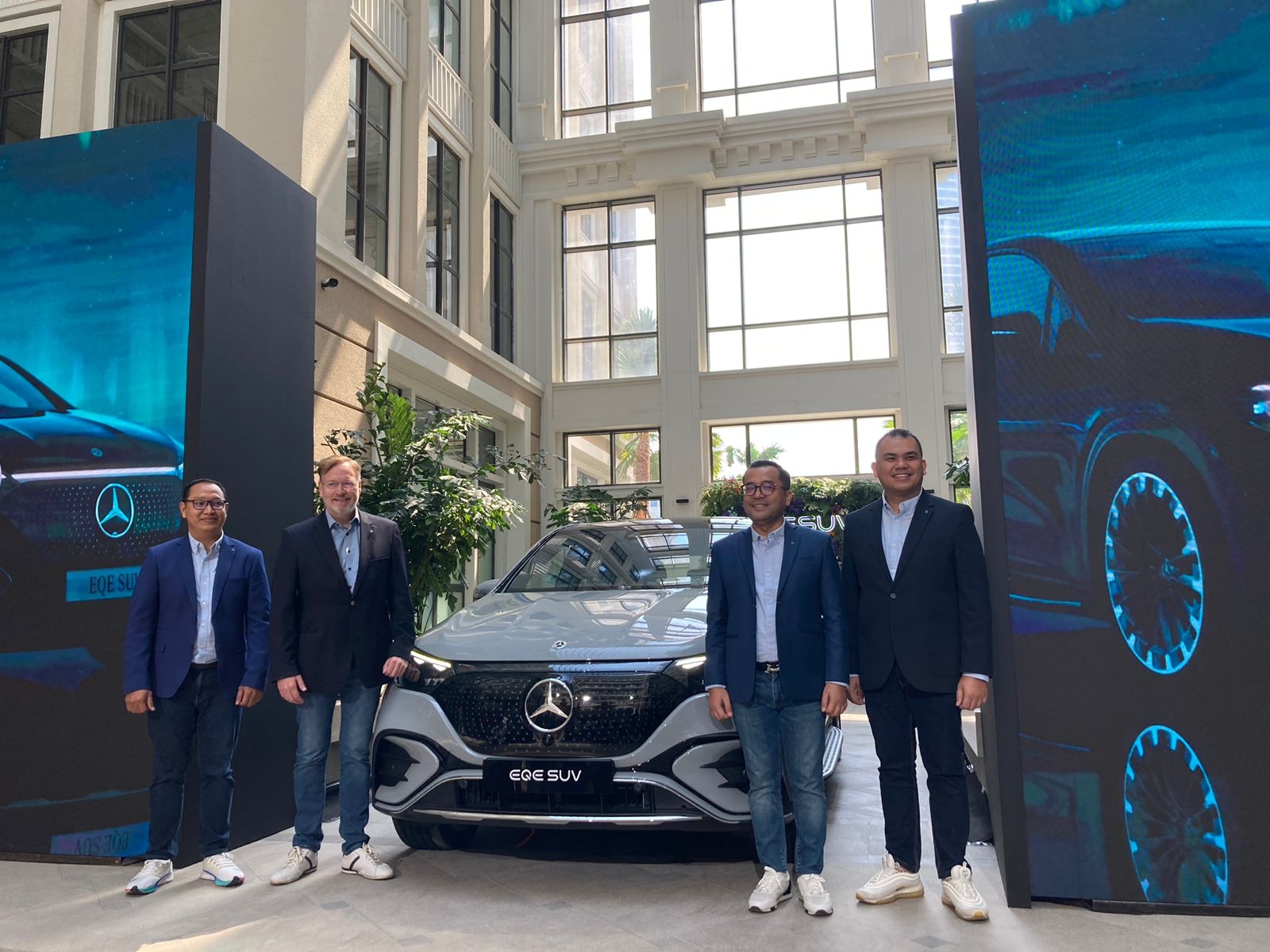 Mercedes-Benz Indonesia Luncurkan Mobil Listrik Mewah EQE SUV