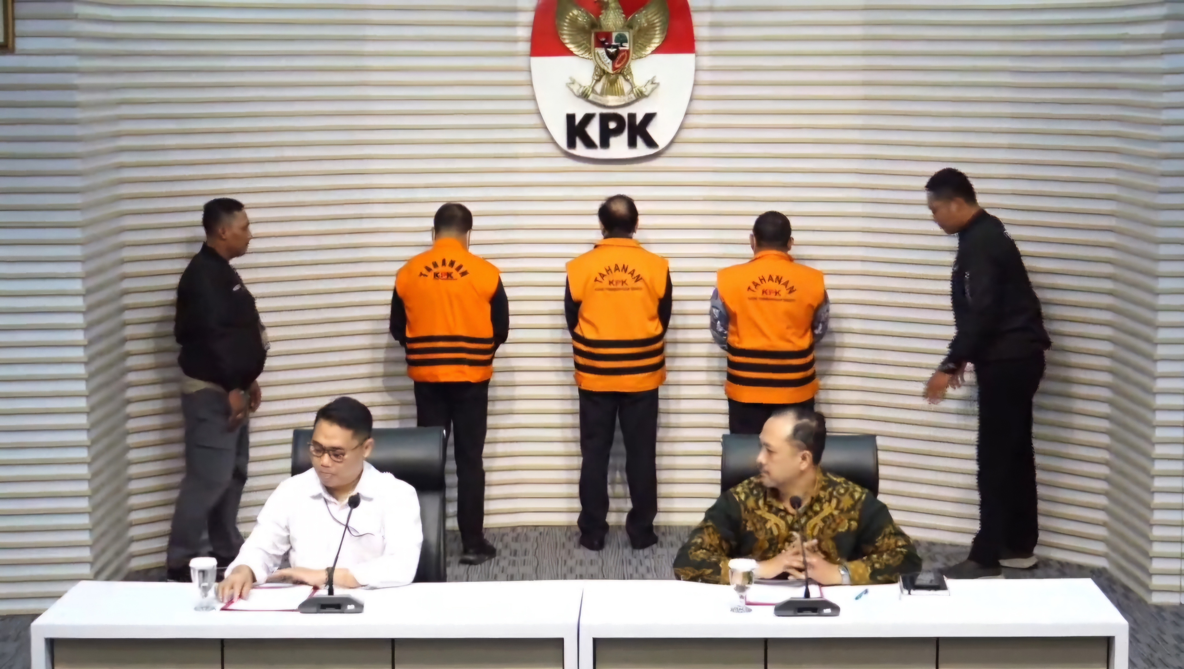 KPK Tahan 3 Tersangka Kasus Korupsi Pengadaan Truk di Basarnas