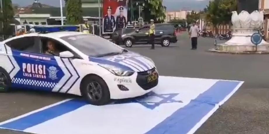 Viral! Mobil Satlantas Lindas Bendera Israel di Alun-alun Banjarnegara, Polisi: Enggak Sengaja
