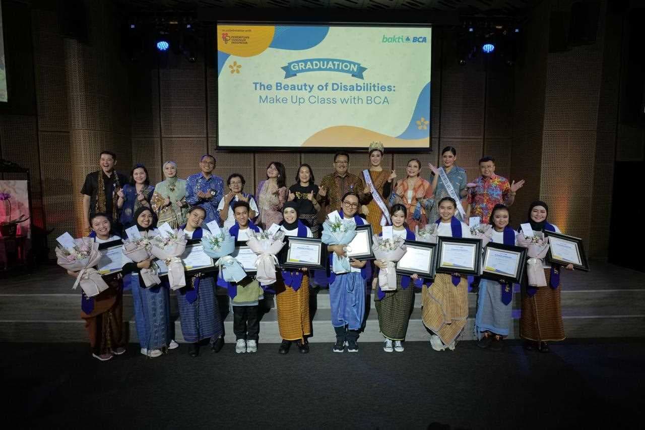 Siap Kerja, 10 Sahabat Disabilitas Raih Sertifikasi BNSP Make Up Artist Usai Pelatihan di Bakti BCA