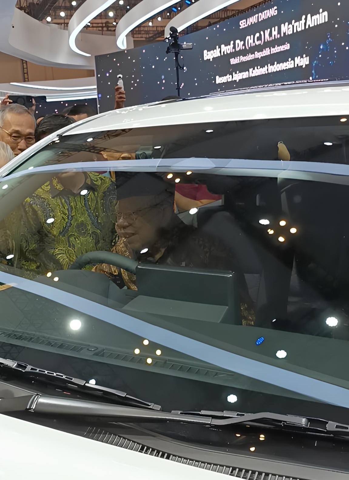 Buka Pameran Otomotif GIIAS 2024, Wapres Ma'ruf Jajal Innova Zenix Hybrid