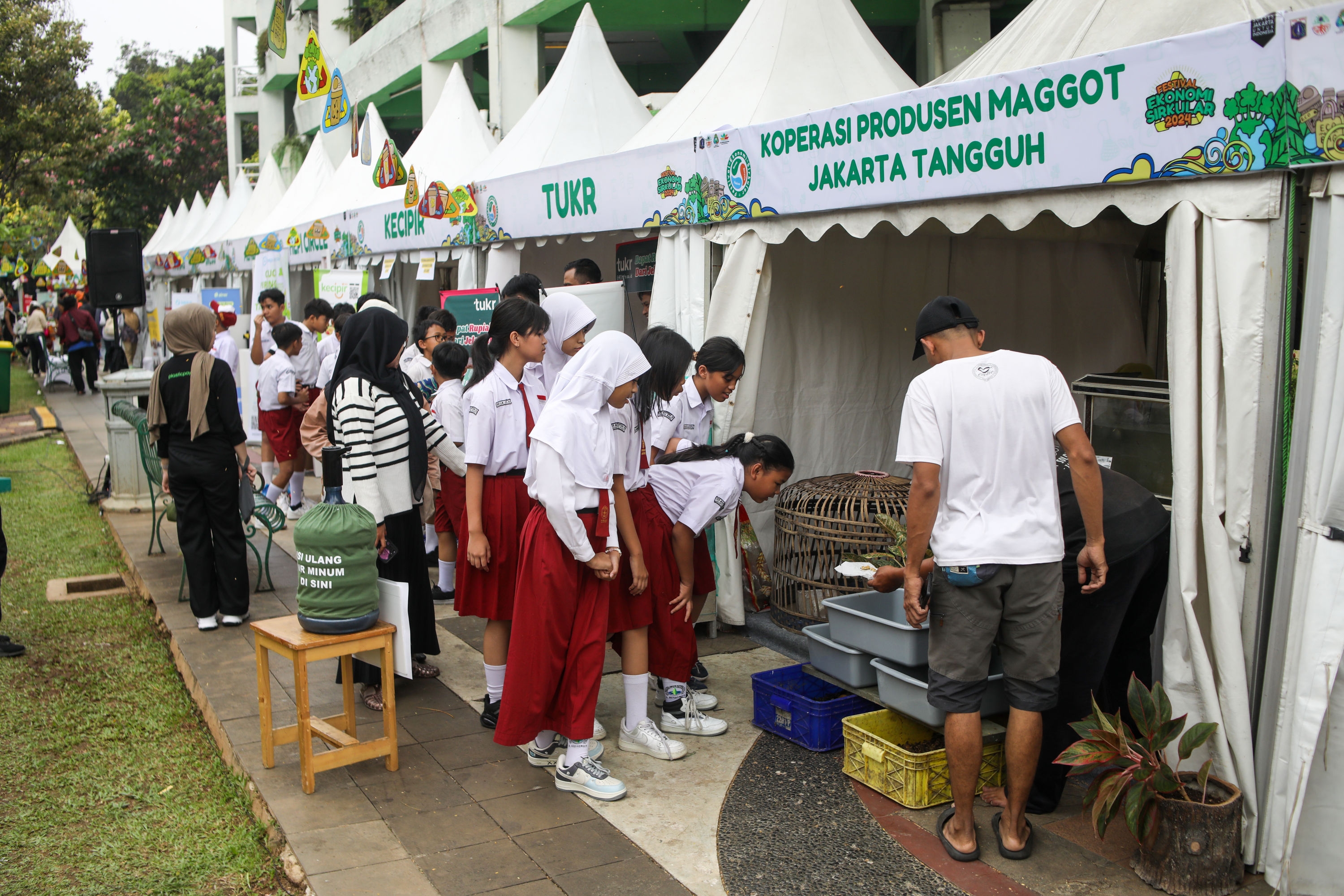 Contoh Sila ke-2 dalam Kehidupan Sehari-Hari di Rumah dan Sekolah?