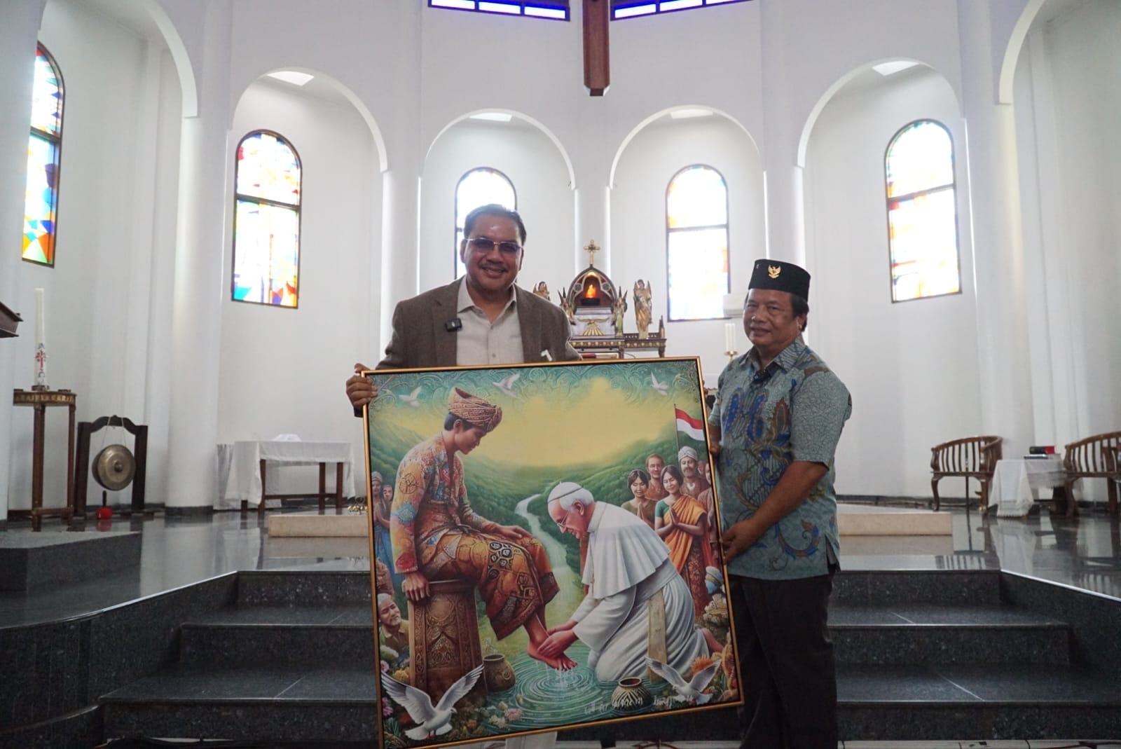 Denny JA Serahkan Lukisan Paus Fransiskus ke Gereja Katolik Santo Servatius