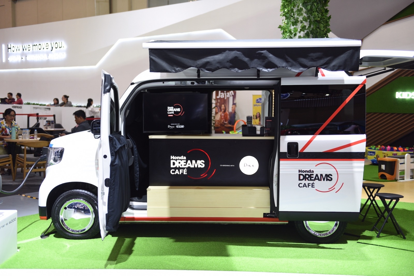 Mejeng di GIIAS 2024, Ini Tampilan Mobile Cafe Elektrik Pertama Honda di Dunia