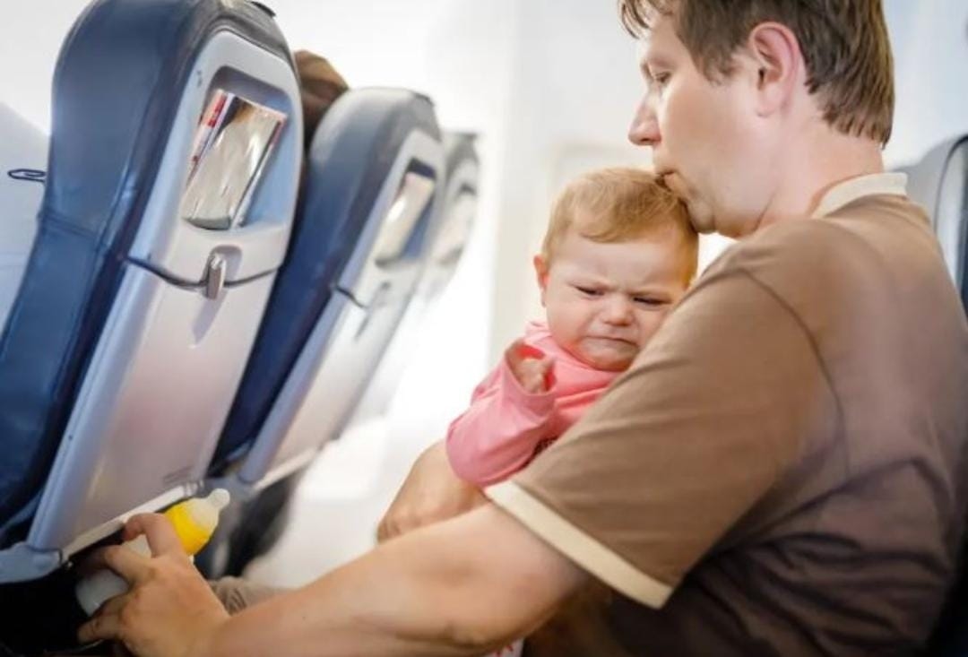 Cara Atasi Tangisan Bayi di Atas Pesawat