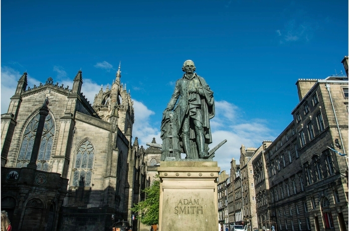 Bagaimana Pendapat Adam Smith tentang Ilmu Ekonomi?