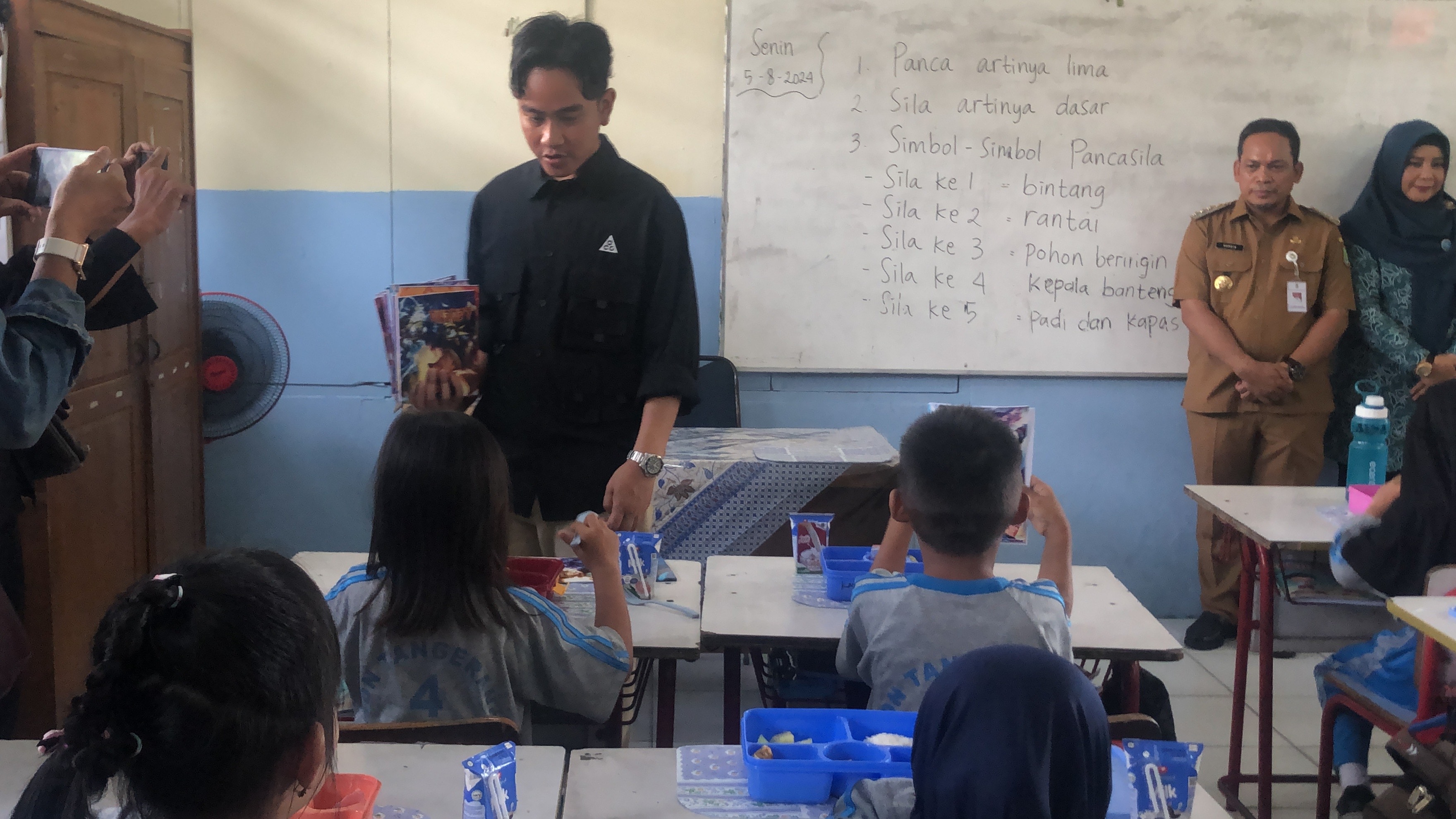 Gibran Uji Coba Makan Bergizi Gratis di SDN 4 Tangerang, Menunya Telur Dadar dan Capcai
