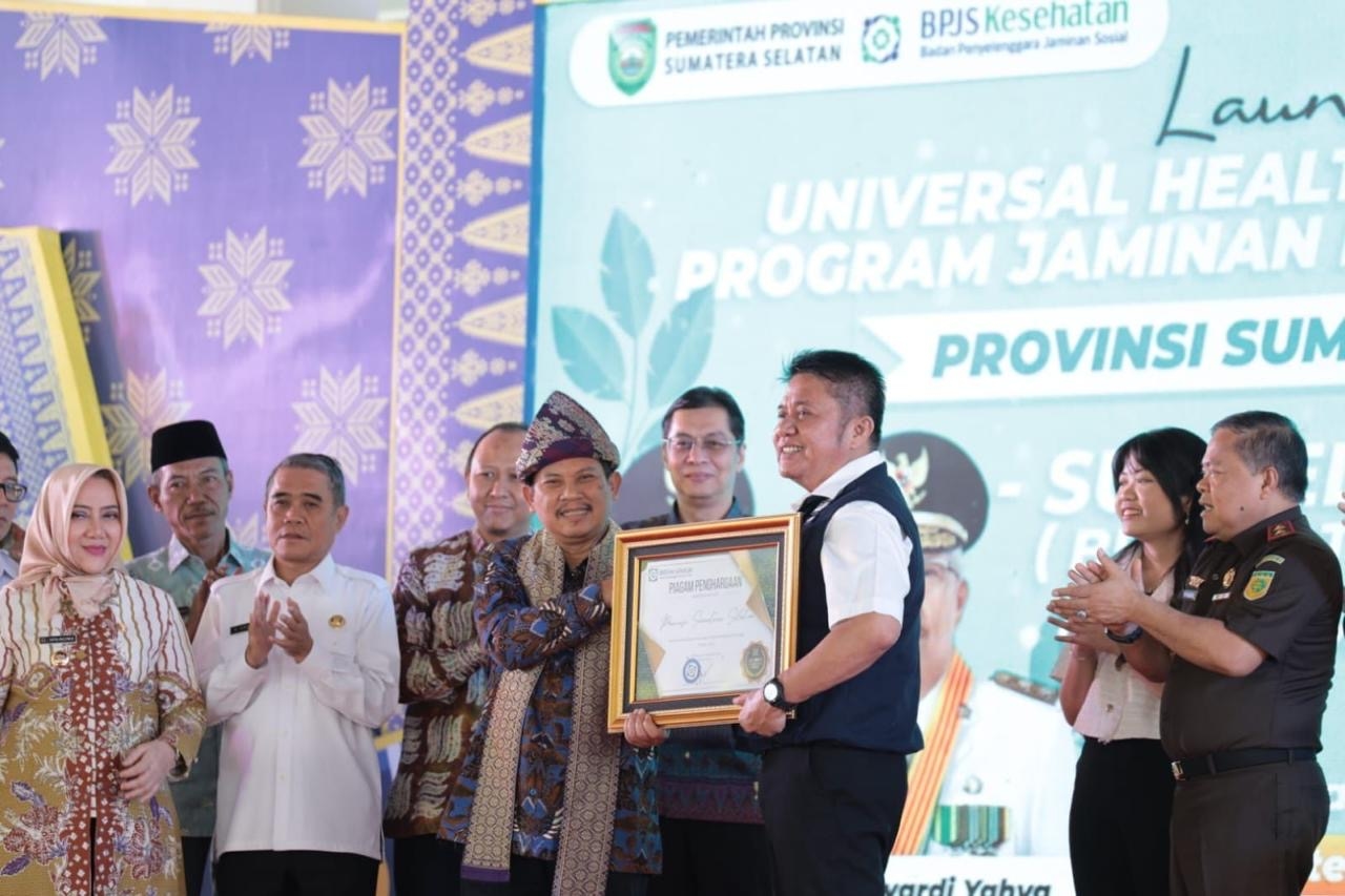 Program Berobat Gratis Pakai KTP Inisiasi Herman Deru, Hantar Provinsi Sumsel Raih Penghargaan UHC dari Wapres RI