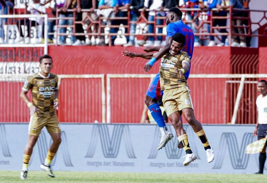 Arema FC Imbang Tanpa Gol Lawan Dewa United di Blitar, Julian Guevara Dibawa Ambulans