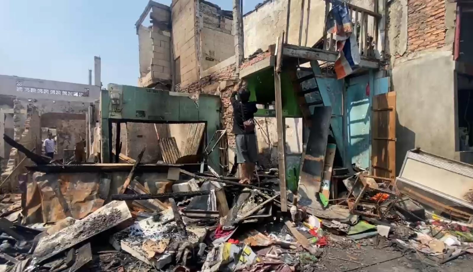 Sejumlah Warga di Manggarai Cari Barang Sisa Kebakaran untuk Dijual