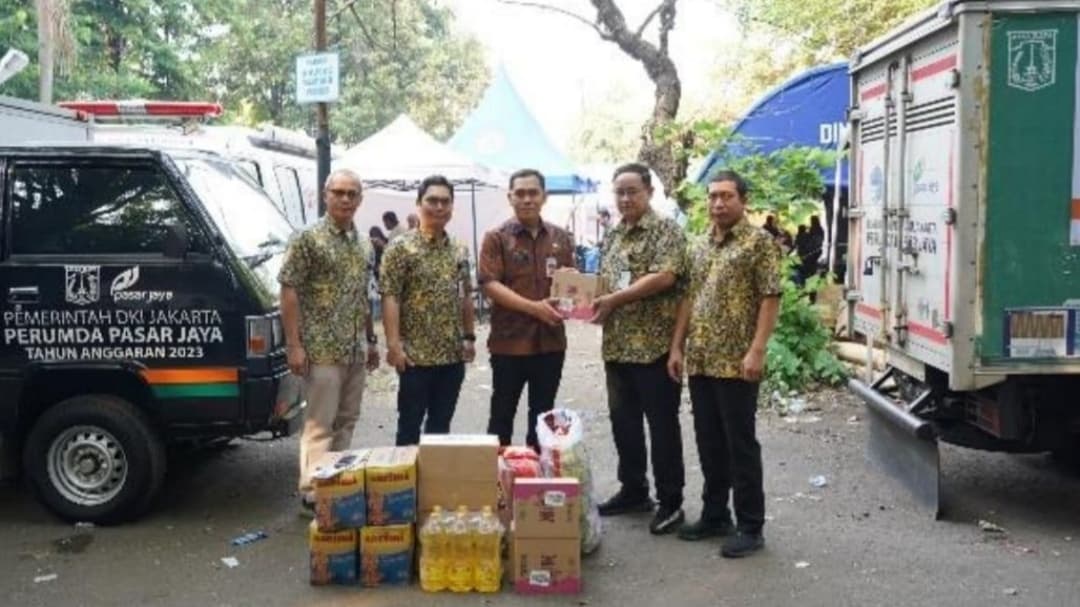 Perumda Pasar Jaya Salurkan Bantuan Paket Sembako untuk Korban Kebakaran Manggarai