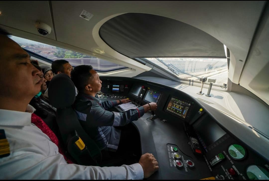 Masinis Indonesia Mulai Kemudikan Kereta Whoosh Berpenumpang