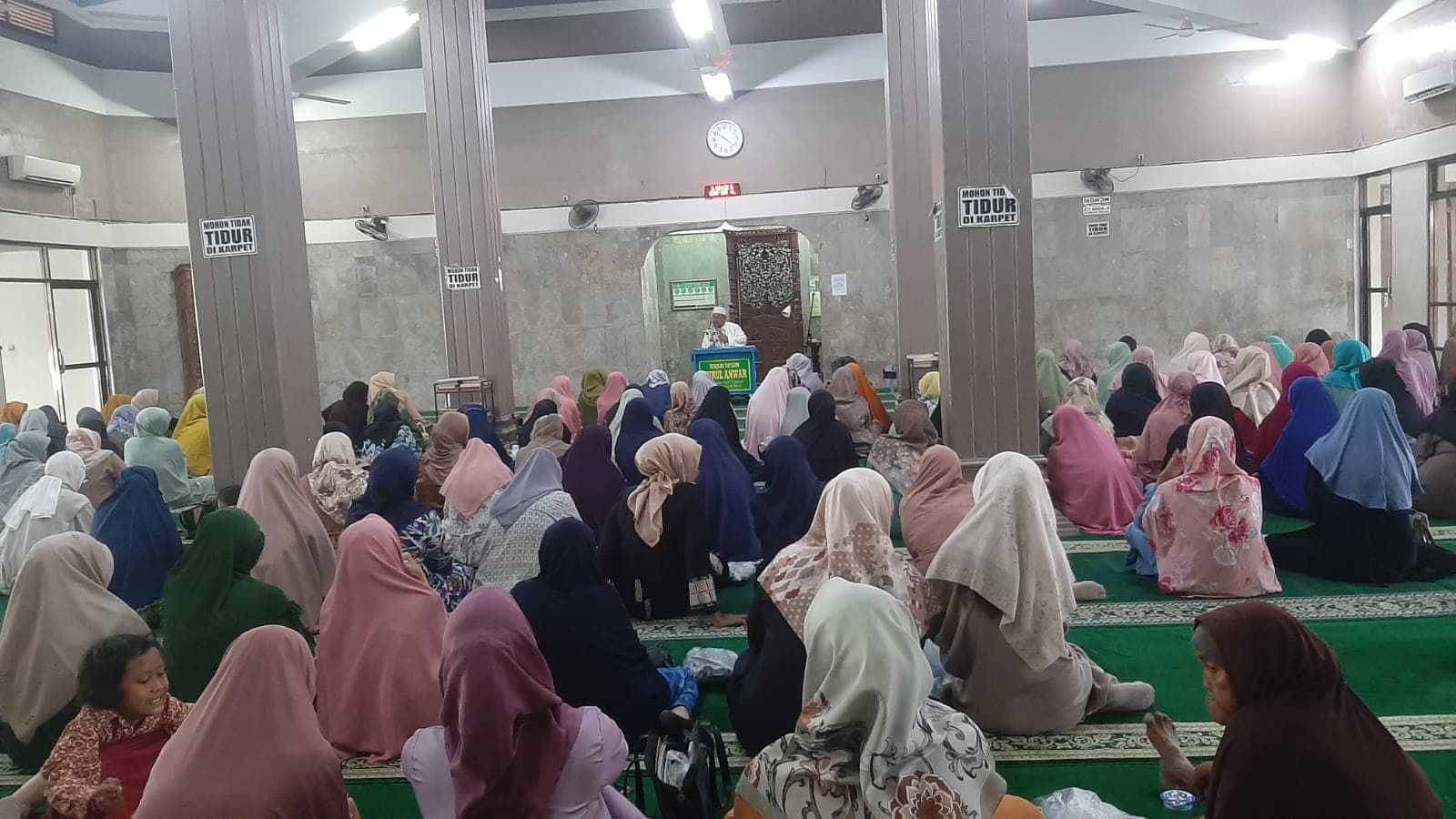 Digugat Anaknya, Ibu Kandung di Karawang Gelar Pengajian